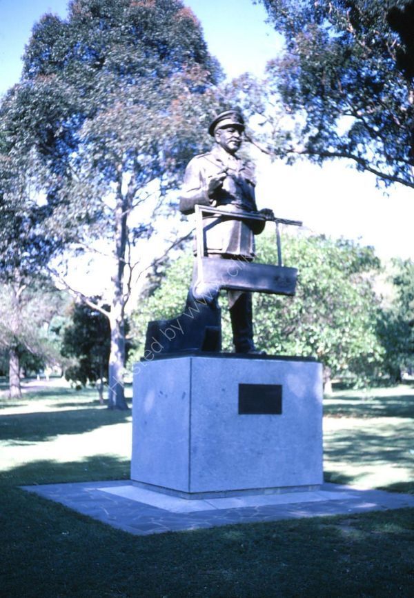 Bronze War Memorial Statue, Melbourne Park, Melbourne